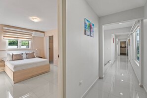 5 室のベッドルーム、デスク、アイロン / アイロン台、旅行用ベビーベッド