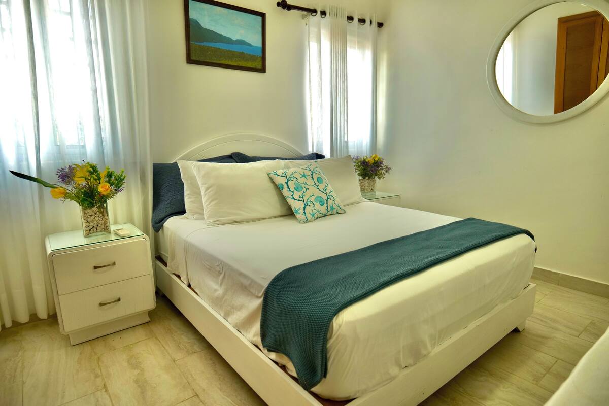 2 habitaciones, escritorio y espacio para trabajar con laptop