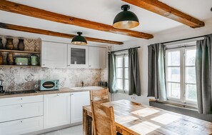 Kjøleskap, oppvaskmaskin og kaffetrakter/tekoker