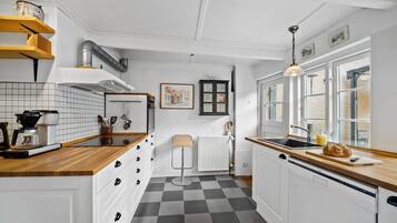 Fridge, stovetop, dishwasher, coffee/tea maker