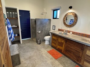 Douche, sèche-cheveux, serviettes fournies, savon