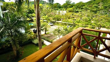 Deluxe Apartment, Garden View | Terrace/patio