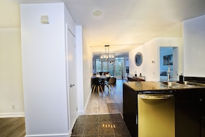 Full-sized fridge, microwave, oven, stovetop
