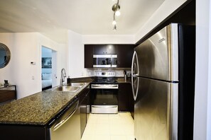 Refrigerador con freezer, microondas, horno, placa de cocina