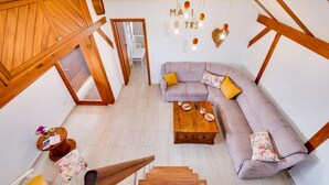 A spacious living area with a large L-shaped sofa, a coffee table, and a staircase leading to an upper floor. - Cozy home in Klostar Ivanic with sauna (Klostar Ivanic)