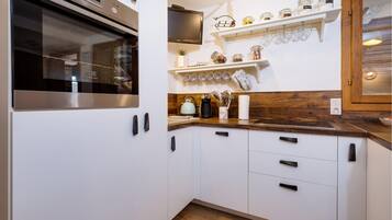 Fridge, oven, stovetop, dishwasher