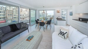 A modern apartment with a dining area, kitchen, and living space. - Cozy apartment in Oostende with WiFi (Oostende)