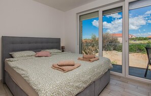 2 habitaciones, tabla de planchar con plancha y cuna de viaje