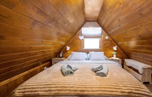 2 bedrooms, travel cot, free WiFi, bed sheets