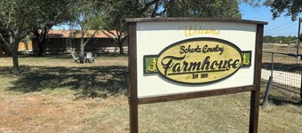 Schertz Country Farmhouse on 1 acre with Gameroom