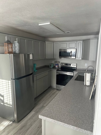 Fridge, microwave, oven, stovetop. Schertz Country Farmhouse on 1 acre with Gameroom