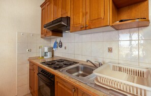 Réfrigérateur, four, plaque de cuisson, cafetière/bouilloire