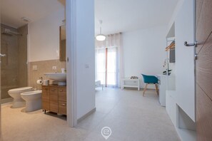 Un baño moderno con ducha, inodoro y lavamanos.