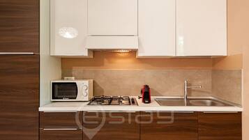 Kühlschrank, Mikrowelle, Ofen, Herdplatte