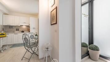 Kühlschrank, Wasserkocher mit Kaffee-/Teezubehör