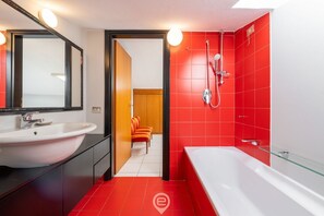 Shower, hair dryer, bidet, towels