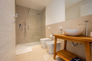 シャワー、ヘアドライヤー、ビデ、タオル