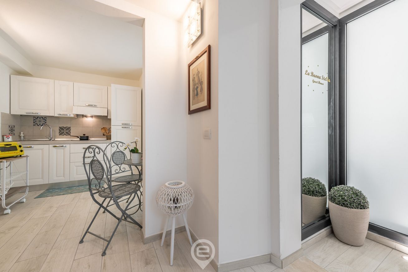 Kühlschrank, Wasserkocher mit Kaffee-/Teezubehör