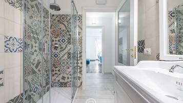 Shower, hair dryer, bidet, towels