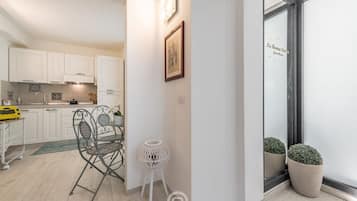 Kühlschrank, Wasserkocher mit Kaffee-/Teezubehör