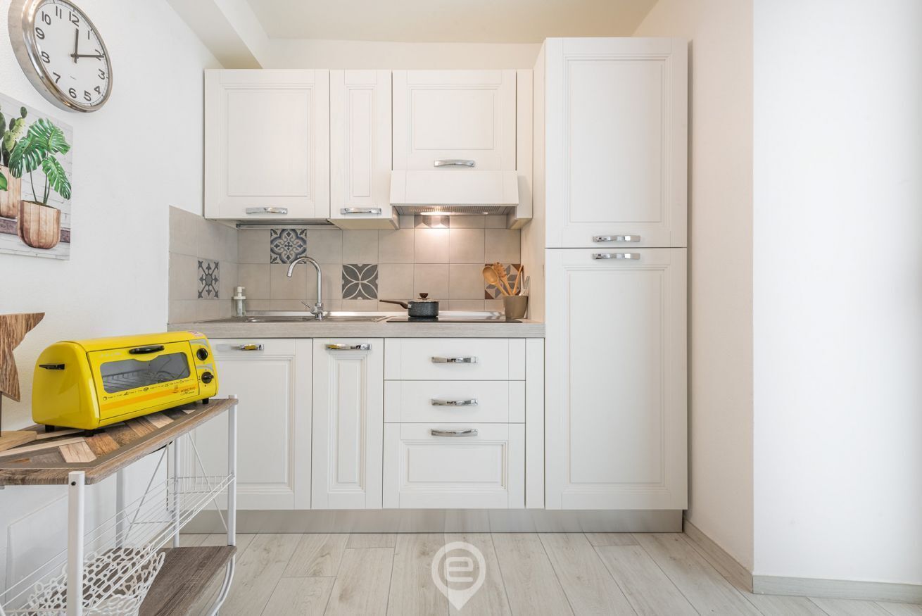 Kühlschrank, Wasserkocher mit Kaffee-/Teezubehör