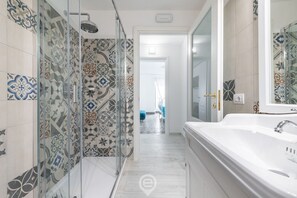 Shower, hair dryer, bidet, towels