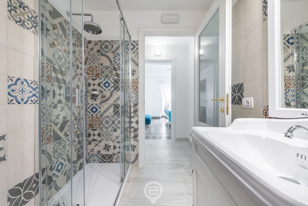 Douche, sèche-cheveux, bidet, serviettes fournies