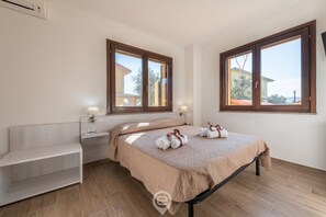 1 habitación, tabla de planchar con plancha, cuna de viaje y wifi 