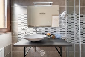 Douche, sĂšche-cheveux, bidet, serviettes fournies