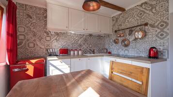 Kühlschrank, Geschirrspüler, Wasserkocher mit Kaffee-/Teezubehör
