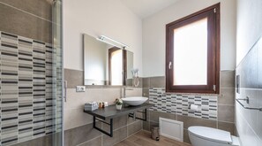Dusche, Haartrockner, Bidet, Handtücher