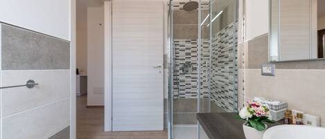 Douche, sĂšche-cheveux, bidet, serviettes fournies