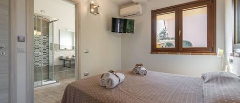 1 bedroom, iron/ironing board, travel crib, WiFi