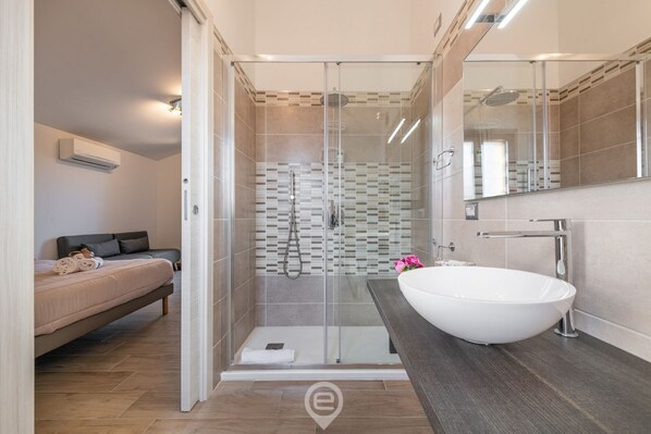 Shower, hair dryer, bidet, towels