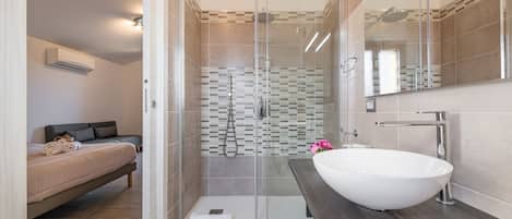 Shower, hair dryer, bidet, towels
