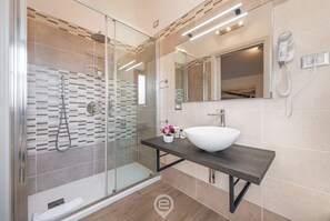 Dusche, Haartrockner, Bidet, Handtücher