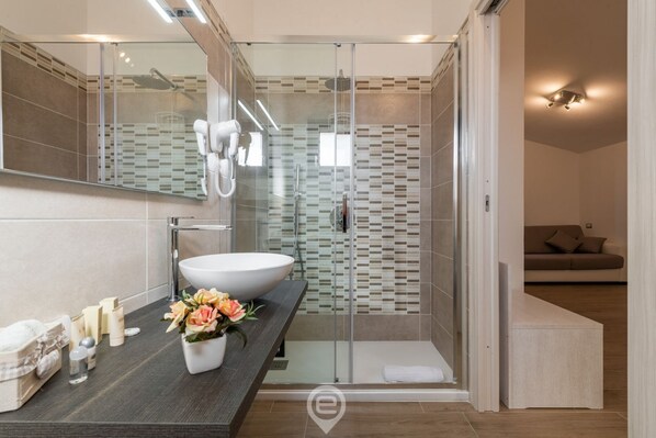 Douche, sĂšche-cheveux, bidet, serviettes fournies
