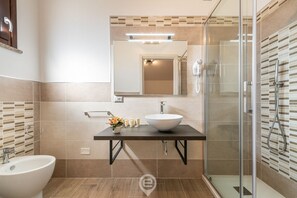 Dusche, Haartrockner, Bidet, Handtücher