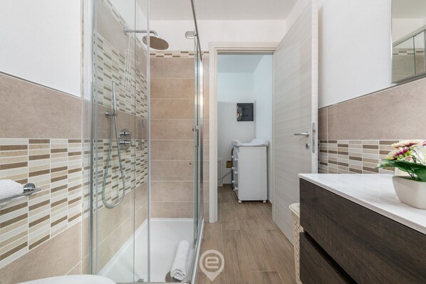 Dusche, Haartrockner, Bidet, Handtücher