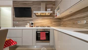 Frigorifero, forno, piano cottura, lavastoviglie