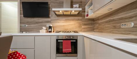 Fridge, oven, stovetop, dishwasher