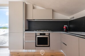 Fridge, microwave, oven, stovetop - Golden Dunes Villa - Seaview Suite (Sant'Anna Arresi)