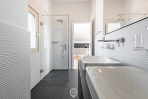 Douche, sèche-cheveux, bidet, serviettes fournies