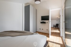 1 dormitori, caixa forta a l'habitació i escriptori