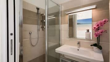 Shower, hair dryer, bidet, towels