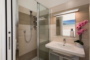 Een douche, een haardroger, een bidet, handdoeken