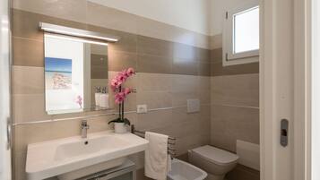 シャワー、ヘアドライヤー、ビデ、タオル