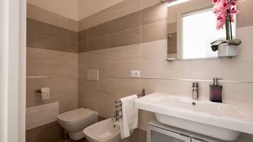 Doccia, asciugacapelli, bidet, asciugamani