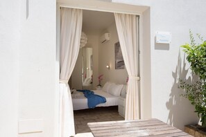 1 chambre, bureau, fer et planche à repasser, lit parapluie