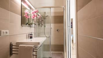 Douche, sèche-cheveux, bidet, serviettes fournies